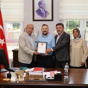 Zonguldak Şehit Aileleri Sosyal Yardımlaşma ve Dayanışma Derneği Başkanı Tarafından Teşekkür Belgesi Takdimi Yapıldı.  - fotoğraf 2