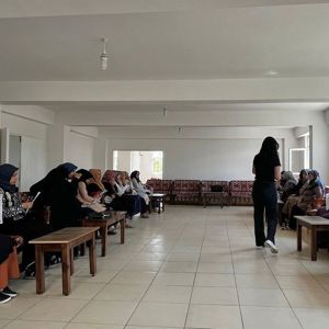 Genç Sosyal Hizmet Merkezi Müdürlüğü Eğitim birimi personeli tarafından Aile Destek Merkezi kursiyerlerine “Bilinçli Medya-Siber Zorbalık” eğitimi verilmiştir. - fotoğraf 1