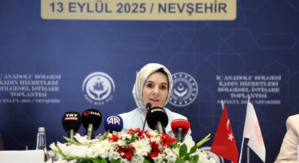 Bakanımız Göktaş "İç Anadolu Bölgesi Kadın Hizmetleri Bölgesel İstişare Toplantısı"na başkanlık etti