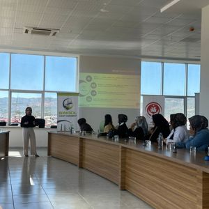 Aile YILI Bingöl Kent Konseyi bileşenlerine Aile Yılı kapsamında İl Müdürlüğümüz de uzman olarak çalışan  Derya COŞKUN ile aile içi iletişim, ebeveynlik becerileri, değerler ve dijital çağda aile konularında eğitimler verdi. - fotoğraf 2