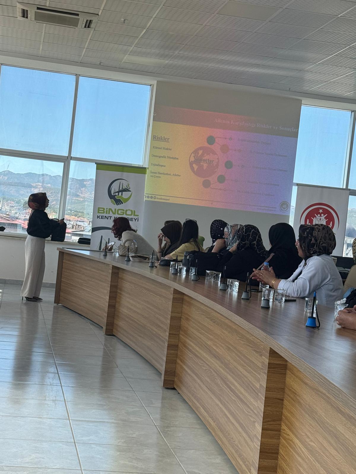 Aile YILI Bingöl Kent Konseyi bileşenlerine Aile Yılı kapsamında İl Müdürlüğümüz de uzman olarak çalışan  Derya COŞKUN ile aile içi iletişim, ebeveynlik becerileri, değerler ve dijital çağda aile konularında eğitimler verdi.