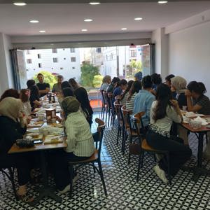 Çocuk Evlerimizde koruma ve bakım altında bulunan tüm çocuklarımız ile birlikte kahvaltı icin biraraya gelerek paylaşmanın, dayanışmanın, birliktelik ve sevginin önemini yad etmis oldu. - fotoğraf 1