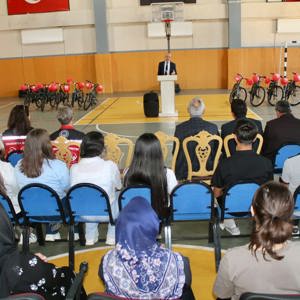 Yüksekova’da Öğrencilere Bisiklet Hediye Edildi - fotoğraf 1