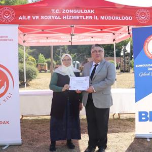  "Şehit ve Gazi Yakınlarına Yönelik El Sanatları Kursu Projesi" ne Katılım Sağlayan Şehit ve Gazi Yakınlarımızla  Piknik Programı İcra Edilmiştir. - fotoğraf 6