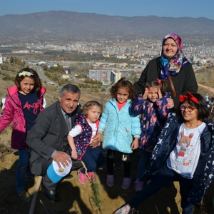 Çocuğu, Genci, Yaşlısı ve Engellisi İle Birlikte Fidanlarımızı Toprakla Buluşturduk - fotoğraf 12