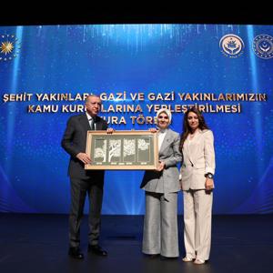 Cumhurbaşkanı Erdoğan ve Aile ve Sosyal Hizmetler Bakanımız Göktaş, Şehit Yakınları, Gazi ve Gazi Yakınlarının Kamu Kurumlarına Yerleştirilmesi Kura Töreni'ne katıldı  - fotoğraf 7