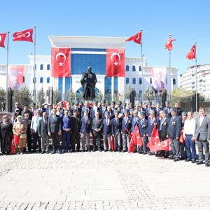 Valimiz Numan Hatipoğlu, İl Müdürümüz Ömer Faruk Ergün, il protokolü, çalışma arkadaşlarımız, öğrenciler, değişik meslek grubundan vatandaşlar ve halkın katılımıyla 19 Eylül Gaziler Günü' nde "KAHRAMANLARLA KARDEŞLİK YOLUNDA " Mottosuyla kortej yürüyüşü düzenlendi. - fotoğraf 1