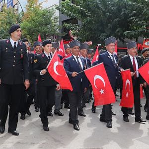Valimiz Numan Hatipoğlu, İl Müdürümüz Ömer Faruk Ergün, il protokolü, çalışma arkadaşlarımız, öğrenciler, değişik meslek grubundan vatandaşlar ve halkın katılımıyla 19 Eylül Gaziler Günü' nde "KAHRAMANLARLA KARDEŞLİK YOLUNDA " Mottosuyla kortej yürüyüşü düzenlendi. - fotoğraf 2
