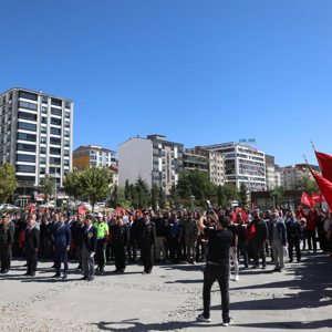 Valimiz Numan Hatipoğlu, İl Müdürümüz Ömer Faruk Ergün, il protokolü, çalışma arkadaşlarımız, öğrenciler, değişik meslek grubundan vatandaşlar ve halkın katılımıyla 19 Eylül Gaziler Günü' nde "KAHRAMANLARLA KARDEŞLİK YOLUNDA " Mottosuyla kortej yürüyüşü düzenlendi. - fotoğraf 4