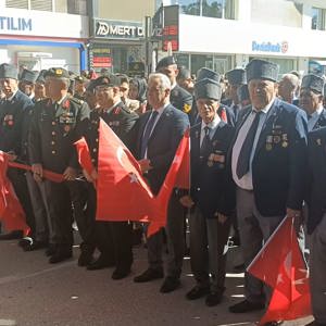 Valimiz Numan Hatipoğlu, İl Müdürümüz Ömer Faruk Ergün, il protokolü, çalışma arkadaşlarımız, öğrenciler, değişik meslek grubundan vatandaşlar ve halkın katılımıyla 19 Eylül Gaziler Günü' nde "KAHRAMANLARLA KARDEŞLİK YOLUNDA " Mottosuyla kortej yürüyüşü düzenlendi. - fotoğraf 6