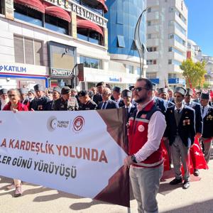 Valimiz Numan Hatipoğlu, İl Müdürümüz Ömer Faruk Ergün, il protokolü, çalışma arkadaşlarımız, öğrenciler, değişik meslek grubundan vatandaşlar ve halkın katılımıyla 19 Eylül Gaziler Günü' nde "KAHRAMANLARLA KARDEŞLİK YOLUNDA " Mottosuyla kortej yürüyüşü düzenlendi. - fotoğraf 5