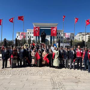 Valimiz Numan Hatipoğlu, İl Müdürümüz Ömer Faruk Ergün, il protokolü, çalışma arkadaşlarımız, öğrenciler, değişik meslek grubundan vatandaşlar ve halkın katılımıyla 19 Eylül Gaziler Günü' nde "KAHRAMANLARLA KARDEŞLİK YOLUNDA " Mottosuyla kortej yürüyüşü düzenlendi. - fotoğraf 3