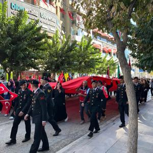 Valimiz Numan Hatipoğlu, İl Müdürümüz Ömer Faruk Ergün, il protokolü, çalışma arkadaşlarımız, öğrenciler, değişik meslek grubundan vatandaşlar ve halkın katılımıyla 19 Eylül Gaziler Günü' nde "KAHRAMANLARLA KARDEŞLİK YOLUNDA " Mottosuyla kortej yürüyüşü düzenlendi. - fotoğraf 7
