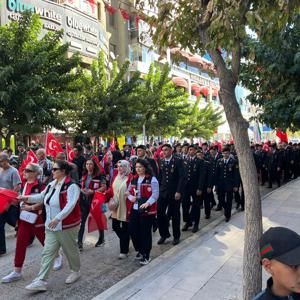 Valimiz Numan Hatipoğlu, İl Müdürümüz Ömer Faruk Ergün, il protokolü, çalışma arkadaşlarımız, öğrenciler, değişik meslek grubundan vatandaşlar ve halkın katılımıyla 19 Eylül Gaziler Günü' nde "KAHRAMANLARLA KARDEŞLİK YOLUNDA " Mottosuyla kortej yürüyüşü düzenlendi. - fotoğraf 8