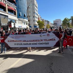 Valimiz Numan Hatipoğlu, İl Müdürümüz Ömer Faruk Ergün, il protokolü, çalışma arkadaşlarımız, öğrenciler, değişik meslek grubundan vatandaşlar ve halkın katılımıyla 19 Eylül Gaziler Günü' nde "KAHRAMANLARLA KARDEŞLİK YOLUNDA " Mottosuyla kortej yürüyüşü düzenlendi. - fotoğraf 9