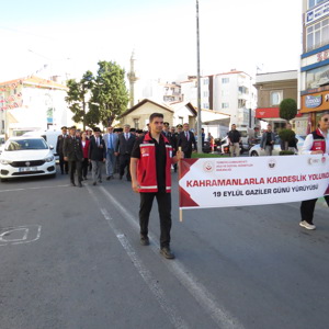 Gazi Mustafa Kemal Atatürk’e Gazilik unvanının verilişinin 104. Yıl Dönümü ve Gaziler Günü Münasebetiyle “Kahramanlarla Kardeşlik Yolunda” konulu kortej yürüyüşü gerçekleştirildi. - fotoğraf 10