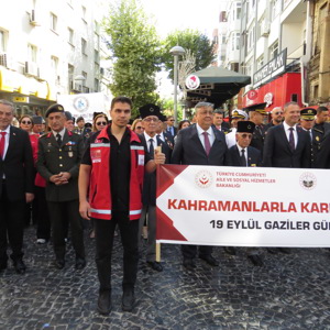Gazi Mustafa Kemal Atatürk’e Gazilik unvanının verilişinin 104. Yıl Dönümü ve Gaziler Günü Münasebetiyle “Kahramanlarla Kardeşlik Yolunda” konulu kortej yürüyüşü gerçekleştirildi. - fotoğraf 4