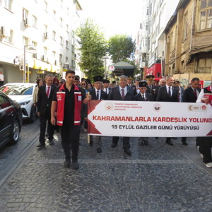 Gazi Mustafa Kemal Atatürk’e Gazilik unvanının verilişinin 104. Yıl Dönümü ve Gaziler Günü Münasebetiyle “Kahramanlarla Kardeşlik Yolunda” konulu kortej yürüyüşü gerçekleştirildi. - fotoğraf 2