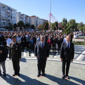 “19 Eylül Gaziler Günü” Etkinlikleri Kapsamında Özgürlük ve Demokrasi Meydanında Atatürk Anıtı’na Çelenk Sunma Töreni Düzenlendi. - fotoğraf 2