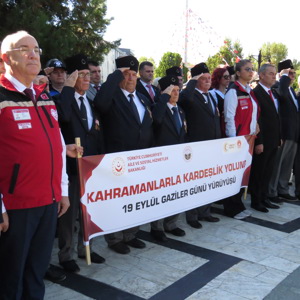 “19 Eylül Gaziler Günü” Etkinlikleri Kapsamında Özgürlük ve Demokrasi Meydanında Atatürk Anıtı’na Çelenk Sunma Töreni Düzenlendi. - fotoğraf 5