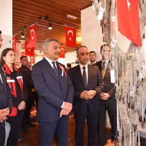 “Şehadetin Başladığı Noktadan Sonsuzluğa” sergisi, Valimiz Mehmet Ali Özkan’ın katılımıyla ziyaret edildi. - fotoğraf 5