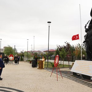 19 Eylül Gaziler Günü münasebetiyle, Atatürk Anıtı’nda Çelenk Sunma Töreni düzenlendi. - fotoğraf 3