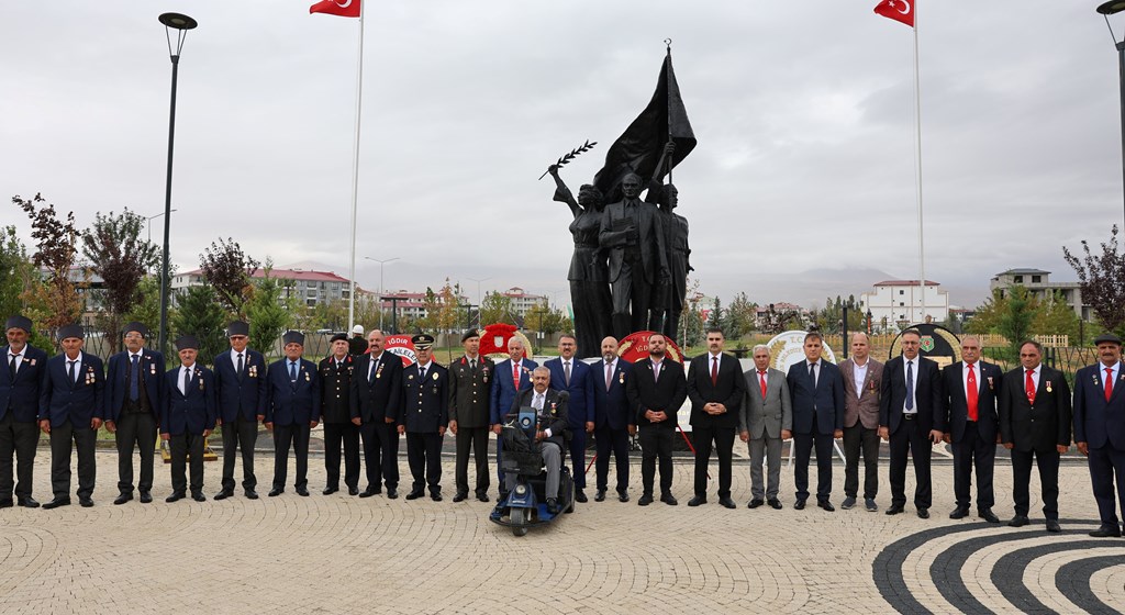 19 Eylül Gaziler Günü münasebetiyle, Atatürk Anıtı’nda Çelenk Sunma Töreni düzenlendi.