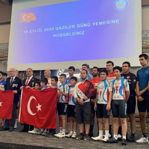 Gaziler Günü’nde Anlamlı Takdim: Genç Bisikletçilerden Dernek Başkanlarına Türk Bayrağı - fotoğraf 3