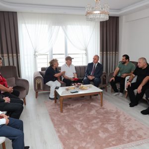 Kıbrıs Barış Harekatı’na katılan Gazi Celal Sarı’ya, ‘Kuzey Kıbrıs Türk Cumhuriyeti Milli Mücadele Madalyası ve Beratı’, Vali Muammer Erol tarafından tevcih edildi. - fotoğraf 3