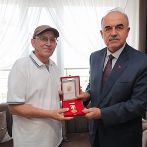 Kıbrıs Barış Harekatı’na katılan Gazi Celal Sarı’ya, ‘Kuzey Kıbrıs Türk Cumhuriyeti Milli Mücadele Madalyası ve Beratı’, Vali Muammer Erol tarafından tevcih edildi. - fotoğraf 2