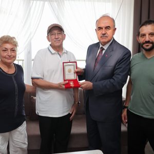 Kıbrıs Barış Harekatı’na katılan Gazi Celal Sarı’ya, ‘Kuzey Kıbrıs Türk Cumhuriyeti Milli Mücadele Madalyası ve Beratı’, Vali Muammer Erol tarafından tevcih edildi. - fotoğraf 1