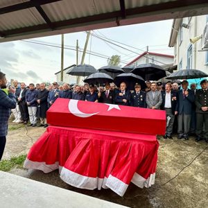 Gülyalı ilçemizde, Kıbrıs Gazisi  Ünal AKTÜRK düzenlenen askeri törenle son yolculuğuna uğurlandı. - fotoğraf 2