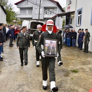 Gülyalı ilçemizde, Kıbrıs Gazisi  Ünal AKTÜRK düzenlenen askeri törenle son yolculuğuna uğurlandı. - fotoğraf 1
