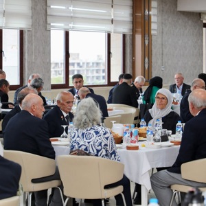 19 Eylül Gaziler Günü dolayısıyla gazi, gazi yakınları ve şehit ailelerinin onuruna bir yemek programı düzenledi. - fotoğraf 1