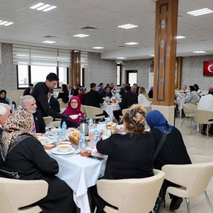 19 Eylül Gaziler Günü dolayısıyla gazi, gazi yakınları ve şehit ailelerinin onuruna bir yemek programı düzenledi. - fotoğraf 4