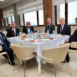 19 Eylül Gaziler Günü dolayısıyla gazi, gazi yakınları ve şehit ailelerinin onuruna bir yemek programı düzenledi. - fotoğraf 3