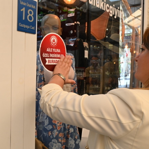 2025 Yılı “Aile Yılı” Kapsamında Karaman’da Firmalara “Aile Yılı” Stickerları Teslim Edildi - fotoğraf 3