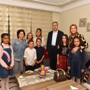 Sayin Valimiz Ali Ihsan SU ve Esi Zeliha SU Hanimefendi Cocuk Evlerimizde Kalan Cocuklarimizi Ziyaret Etti - fotoğraf 1