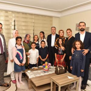 Sayin Valimiz Ali Ihsan SU ve Esi Zeliha SU Hanimefendi Cocuk Evlerimizde Kalan Cocuklarimizi Ziyaret Etti - fotoğraf 2