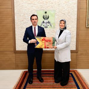 Bakan Yardımcımız Sayın Leman Yenigün, çeşitli temaslarda bulunmak üzere geldiği ilimizde Valimiz Sayın Ahmet Karakaya’yı makamında ziyaret etti - fotoğraf 3