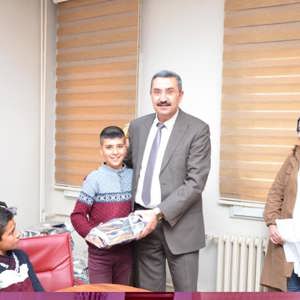 Sokakta çalışmaları engellenen çocuklara spor ayakkabısı - fotoğraf 1