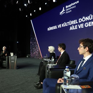 Bakanımız Göktaş, "Bosphorus Diplomasi Forumu'nda" gençlerle bir araya geldi - fotoğraf 4