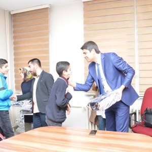 Sokakta çalışmaları engellenen çocuklara spor ayakkabısı - fotoğraf 7