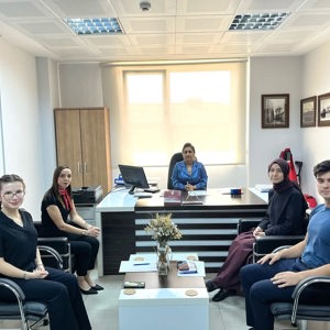 "İl Müdürümüz Sayın Emine BÖÇKÜN, Çocuk Hakları Komitemiz İl Eşbaşkanı Ali Ender AYGÜN ve Çocuk Danışma Kurulu Üyemiz Eda Nur KARACA’yı makamında ağırladı." - fotoğraf 1
