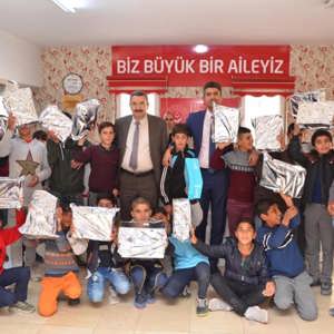Sokakta çalışmaları engellenen çocuklara spor ayakkabısı - fotoğraf 9