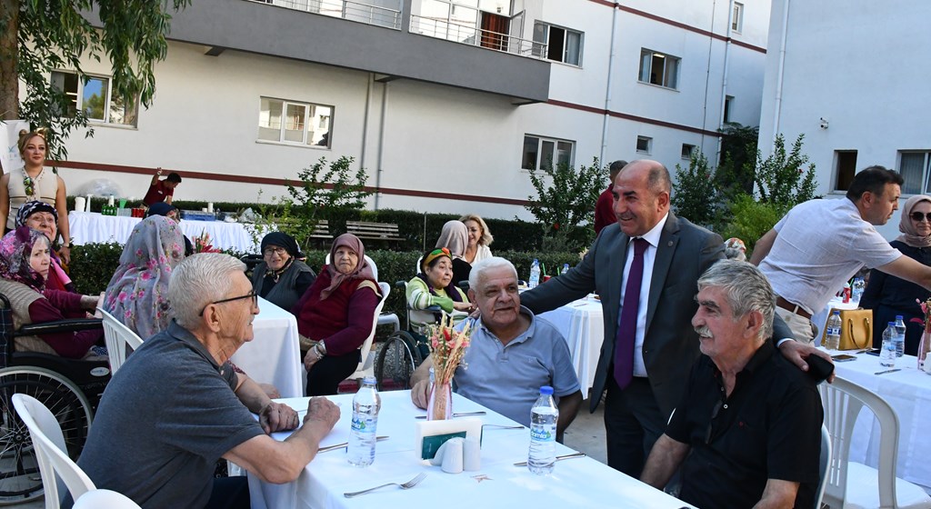 İl Müdürümüz Galip SÖKMEN 1 Ekim Dünya Yaşlılar Gününde Huzurevi Sakinlerimiz ile Bir Araya Geldi