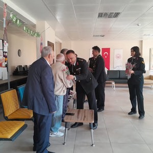 İl Jandarma Komutan Yardımcımız Sayın Albay Adem KAYA ve İl Müdürümüz Sayın Emine BÖÇKÜN, Karesi Huzurevi YBRM Müdürlüğümüzde düzenlenen etkinliğe katılım sağladı. - fotoğraf 2