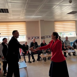 İl Jandarma Komutan Yardımcımız Sayın Albay Adem KAYA ve İl Müdürümüz Sayın Emine BÖÇKÜN, Karesi Huzurevi YBRM Müdürlüğümüzde düzenlenen etkinliğe katılım sağladı. - fotoğraf 3