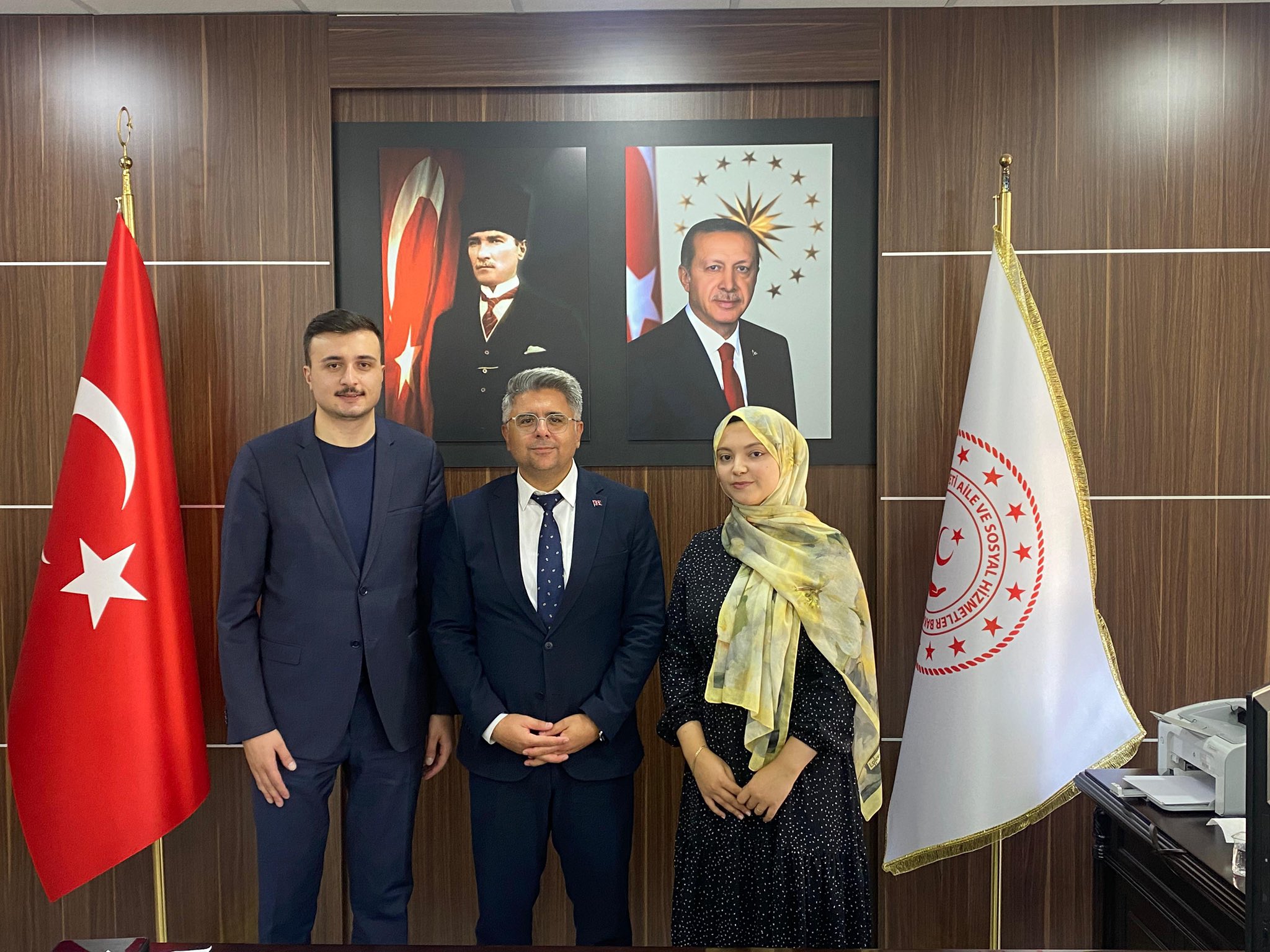 Aile ve Gençlik Fonu desteğiyle hayatlarını birleştiren 386. Çiftimiz İmran ve Oğuz Kağan, yeni heyecanlarını İl Müdürümüz Özgür Kırmızıtaş ile paylaşarak anlamlı bir ziyaret gerçekleştirdi.