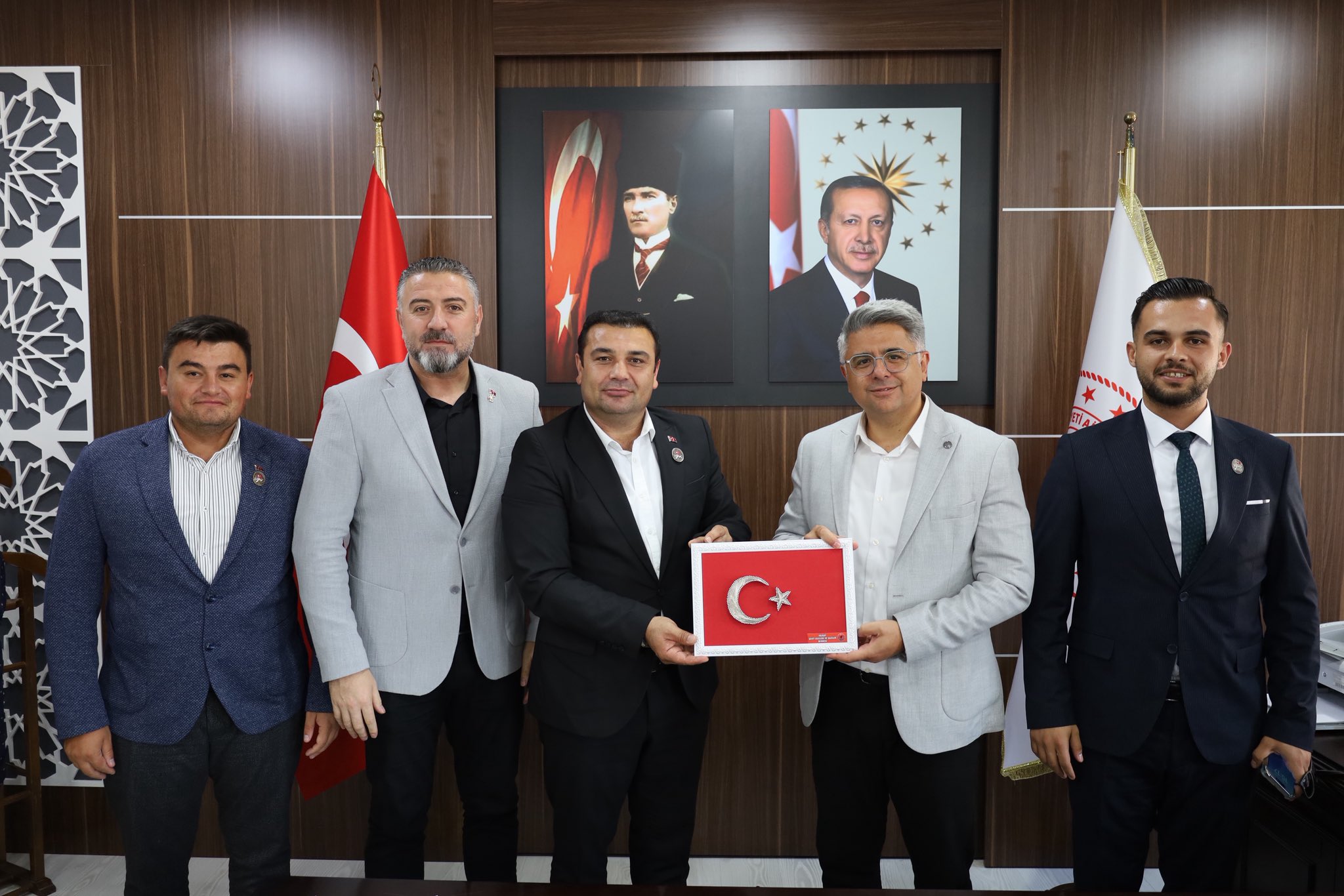 Yozgat Şehit Yakınları ve Gazileri Derneği Başkanı Gökay Açıkgöz,yönetim kurulu ve Sivas Şehit Yakınları ve Gazileri Derneği Başkanı Fatih Deveci,İl Müdürümüz Özgür Kırmızıtaş’ı ziyaret etti. Ziyarette Başkan Açıkgöz, İl Müdürümüze anlamlı bir hediye takdim etti.  Nazik ziyaretlerinden dolayı teşekkür ederiz